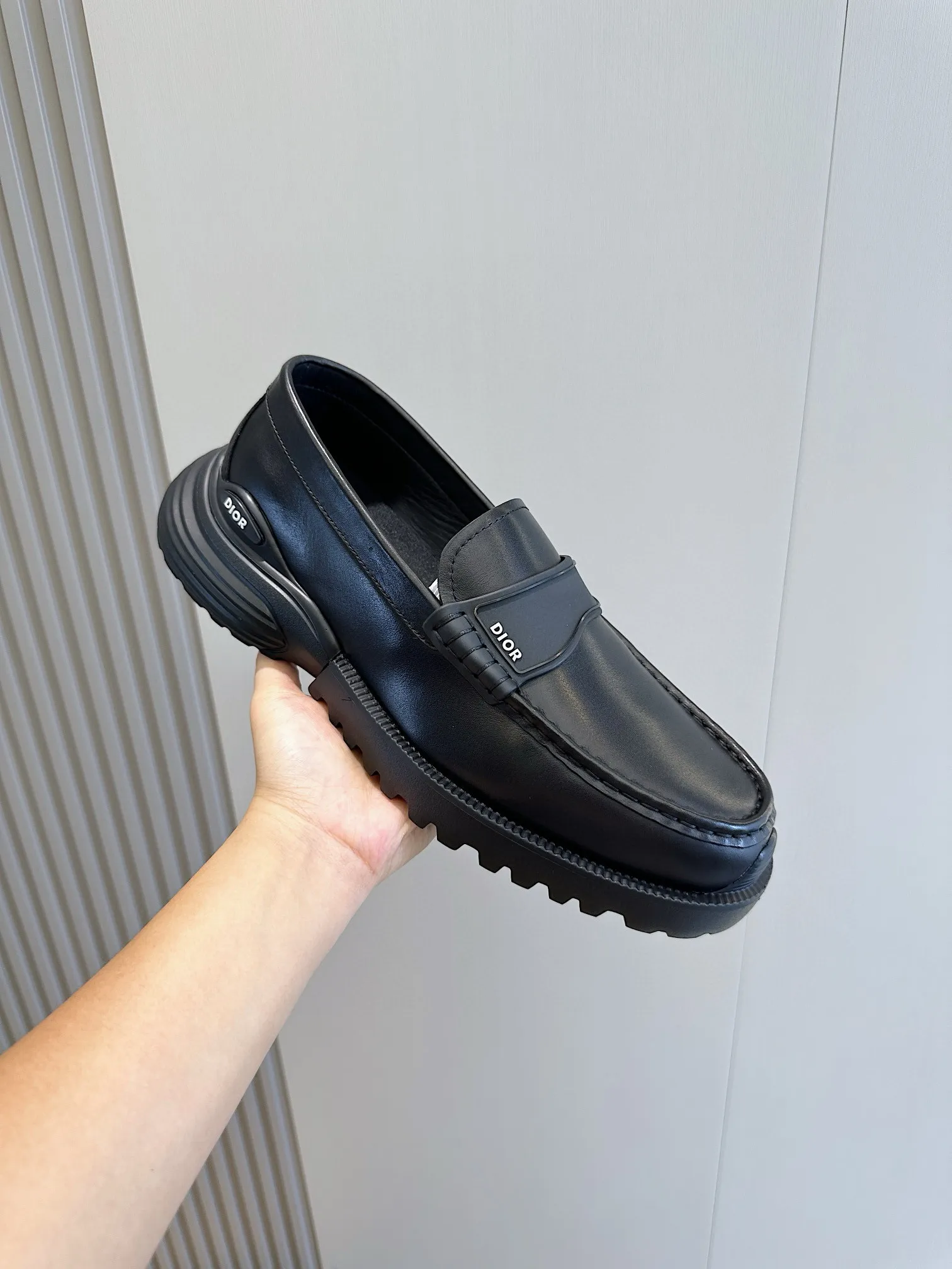 Factory price: 540💰◾️▫️Dior Combat Derby shoes are a new product in the 2024 spring men's wear series, presenting a mixed style that combines fashion design with sports elements. Crafted from black buffed calfskin leather with beige and black Oblique print panels on the sides and tongue. Designed with laces and technical zipper closure, the lightweight mixed-style sole highlights the charm of high-end customization. The Dior signature on the side enhances the style and will add a trendy touch to any look this season. Size: 39-44 (customized at 38.45)